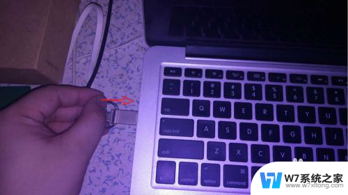 苹果电脑怎么连u盘 MacBook如何打开U盘