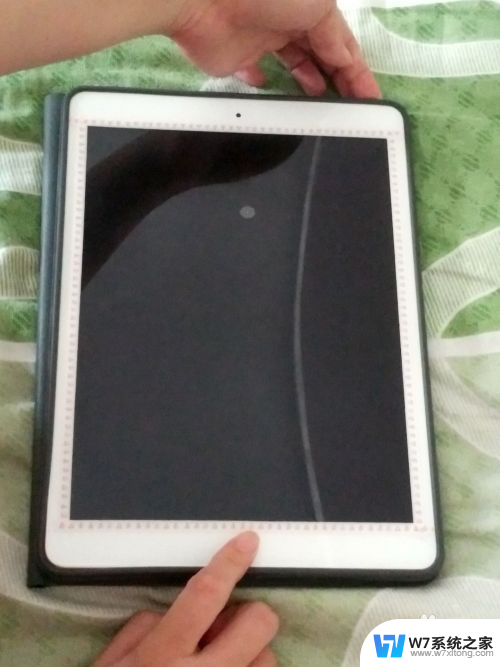 ipadair4突然卡屏不动了怎么办 iPad突然卡机黑屏无法开机怎么办